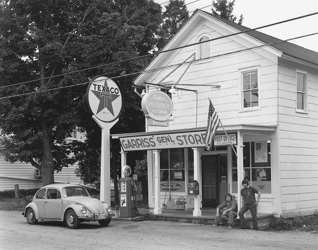 Street photography in black and white by George TICE. The picture represents a car in front of Garriss' General Store